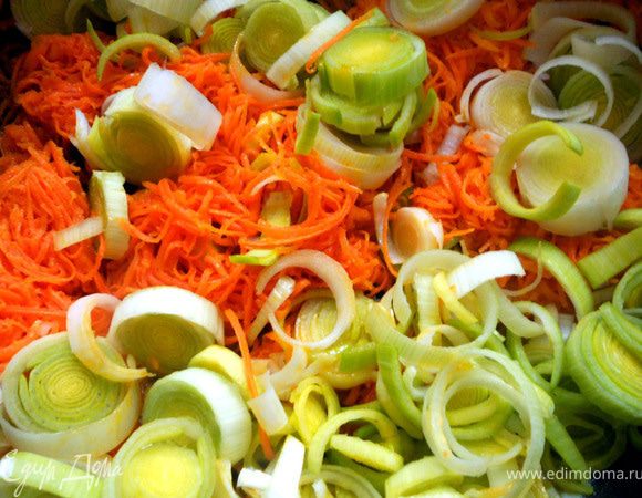 Добавить лук-порей (белая часть, в принципе для супа-пюре можно взять и более грубые стебли). 