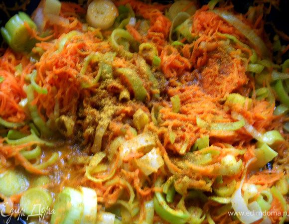 Положить карри-порошок, по вкусу (у меня ушло 2 ст.л.), соль, перец немного лимонного сока (0,5 ст.л. будет достаточно), продолжать готовить под крышкой еще несколько минут ***можно плеснуть немного воды***. 