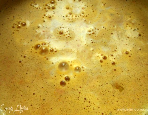 Соединить с чечевицей и водой, в которой она варилась, пробить блендером. Ввести сливки и еще раз прогреть суп. ***Я не особый ценитель кинзы, но мне показалось, что несколько веточек хорошо впишутся. Мне понравилось!***