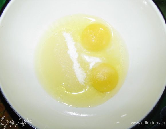 Яйца разбиваем в миску, добавляем соль, сахар.