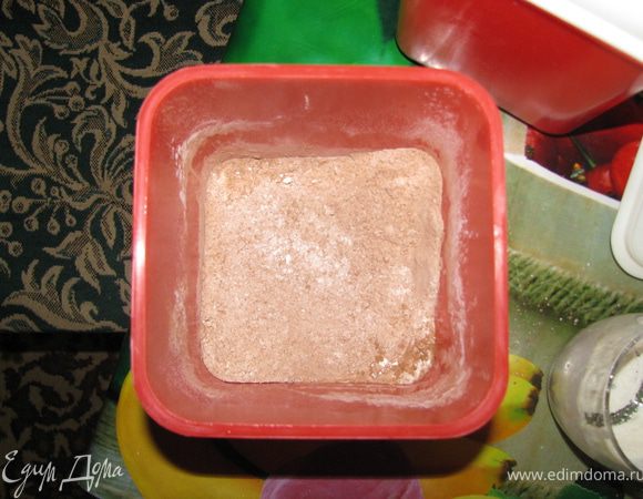 Выливаем в яйца пол стакана кефира и взбиваем венчиком. Затем добавляем пол стакана муки, предварительно смешанной с какао и содой.