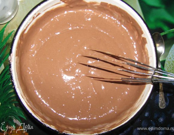 Хорошенько все перемешиваем, добавляем оставшийся кефир и муку. Получается вот такое тесто.