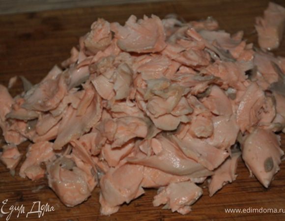 Филе рыбы разрезать на 2 или 3 куска и опустить в кастрюлю, залить водой (чтобы она только покрыла его). Положить лавровый лист, лимонную цедру, соль, немного поперчить и довести до кипения. Снять с огня, накрыть крышкой и оставить на 10 минут.
Затем слить воду, но не выливать ее. Рыбу разделить на части, убрав кожу и кости.