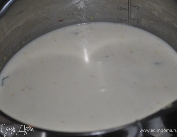 Влить, помешивая, рыбный бульон (должно быть 550 мл). Дать закипеть помешивая, чтобы исчезли комочки, затем влить сливки и добавить мускатный орех.