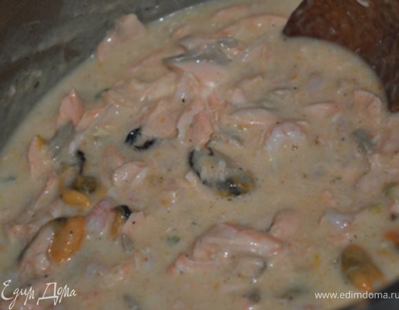 Отлить полтора стакана соуса. В оставшийся влить лимонный сок и добавить томатное пюре. Остудить и добавить рыбу, креветки и мидии.