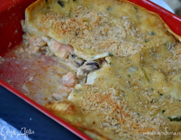 Нагреть духовку до 180 и печь лазанью 1 час, пока верхний слой не станет пузыриться и не станет золотистым.