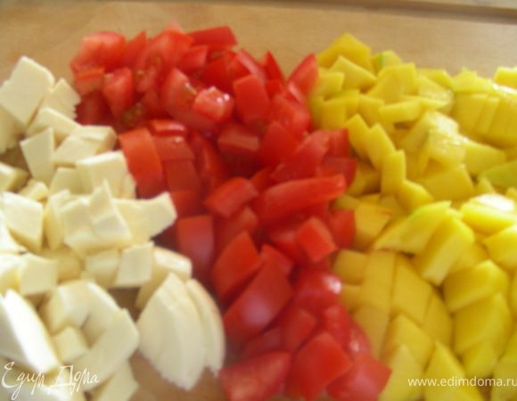 Нарезаем кубиками манго, помидоры и моцареллу.

