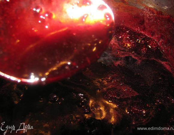 Ставим на огонь. Доводим до кипения и на среднем огне увариваем минимум в 2 раза. Соус должен немного загустеть.