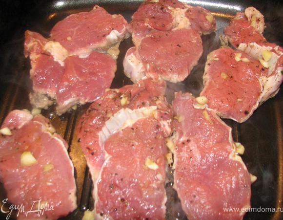 Замаринованное мясо выкладываем на разогретую сковороду-гриль, обжариваем до золотистого цвета.
