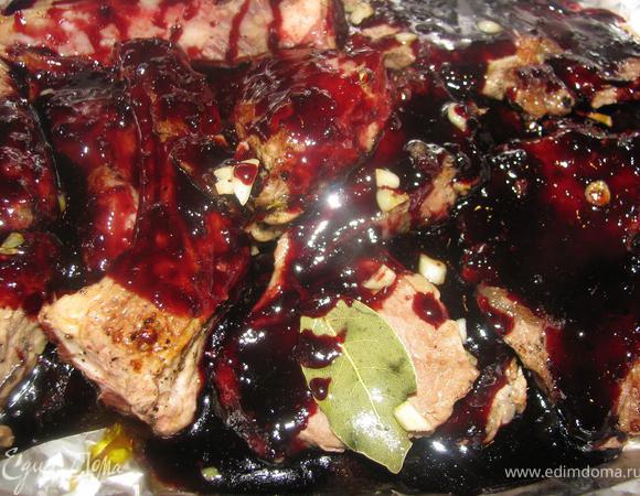 Выкладываем мясо на фольгу. Поливаем соусом.