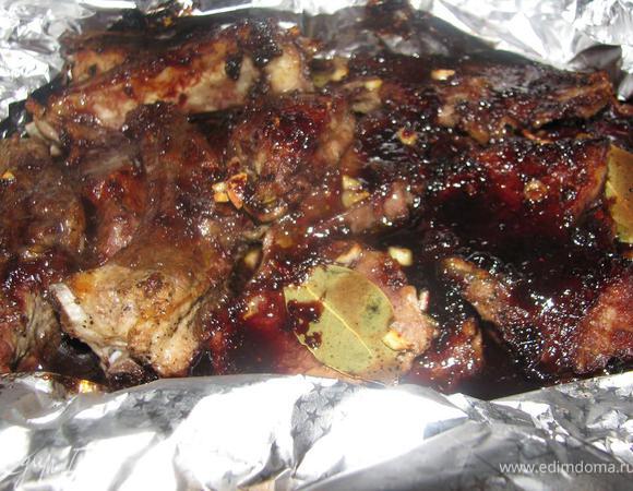 Упаковываем в фольгу. Готовим в духовке 30 минут при 190. После этого разворачиваем фольгу и ставим под гриль на 5-7 минут.