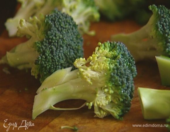 Брокколи разобрать на небольшие соцветия и отварить в кипящей подсоленной воде до готовности.