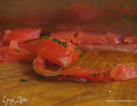 Семгу нарезать длинными полосками.