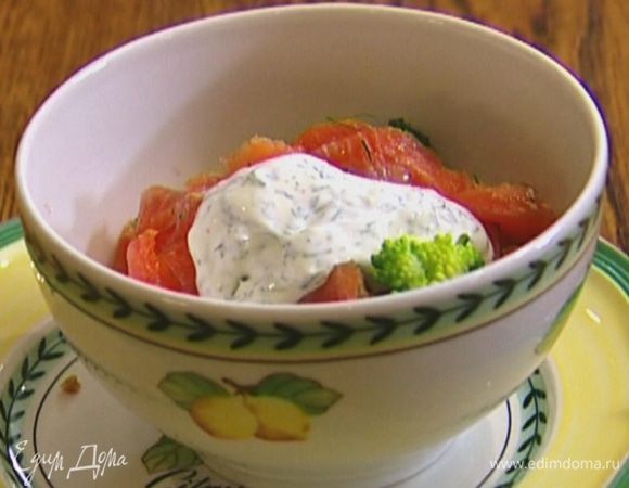 Соединить гречку с брокколи, добавить семгу, полить все сметанным соусом.