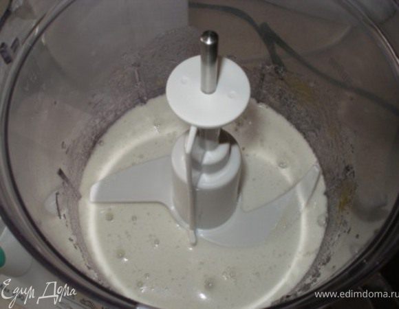 Яйца хорошо взбить с сахаром. 