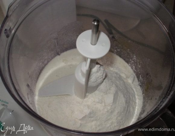 Смешать все ингредиенты, вымесить тесто. Оно получается мягкое и эластичное. Тесто поставить на 30 мин. в холодильник.