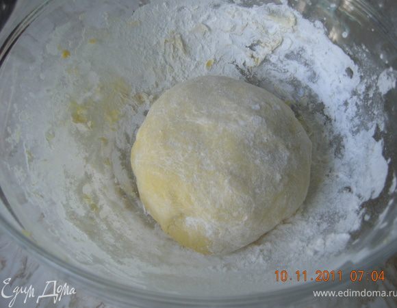 Для приготовления теста все ингредиенты положить в миску и замесить эластичное тесто. Я делала всё миксером и только  в конце выложила тесто на стол и обмяла руками.