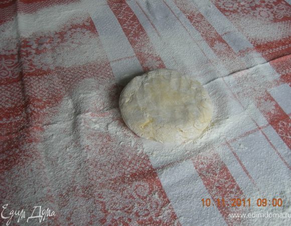 Дать тесту полежать минимально 30 минут.  Накрыть стол полотняной скатертью, припорошить её мукой.