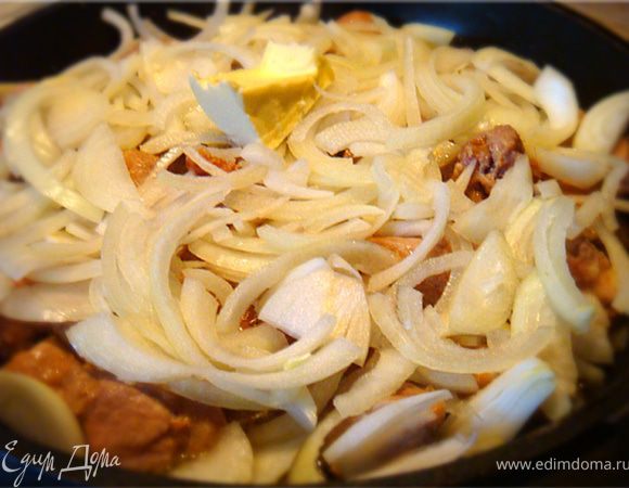 Теперь приступим: Подготовим свинину- помыть, обсушить, удалить пленки- лишний жир. Напрезать на кубики примерно 4х4.

Маринад- натереть корень имбиря на мелкой терке и смешать с соевым соусом- выложить в маринад мясо-хорошо перемешать, накрыть пищевой пленкой и убрать на 30 минут в холодильник.

Лук репчатый нарезать полукольцами.
Мясо достать (оно впитает весь маринад). Обжарить на интенсивном огне на сливочном масле до румяной корочки с одной стороны- минуты две- перевернуть- прикрыть луком (половиной) и бросить сверху кусочек слив. масла (для сливочного вкуса соуса,в котором будем томить мясо). Уменьшить огонь и притушить минут 10 до размягчения лука.
