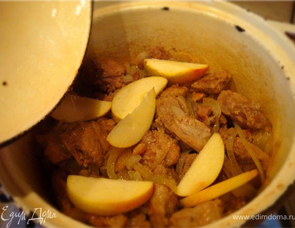В конце добавить соевый соус и яблоки (минут за 10 до окончания томления).
После того,как выключили-обязательно дать нашему мяску-отдохнуть,настояться!