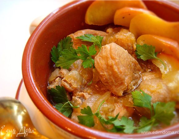 Очень нежно и вкусно получается! Мясо просто тает во рту! Яблочки-сбалансировали- лук с имбирем и соевым соусом. Все очень грамонично! Угощайтесь