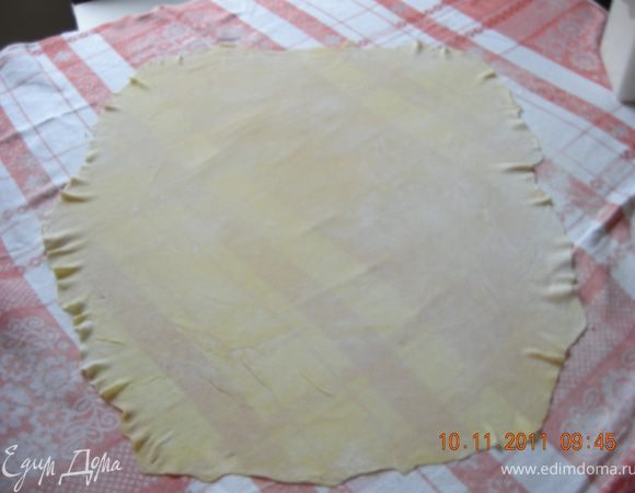 Далее тесто следует раскатать с помощью скалки как можно тоньше. Делается это легко, тесто очень эластичное, я даже руками его немножко растягивала. Единственное замечание - скатерть кто-то должен помогать придерживать:)  У меня получился почти прямоугольник размером примерно 80х60 см. 
 