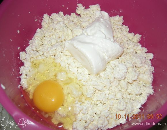 Готовим начинку - смешиваем творог со сметаной и яйцом до однородной массы, чуть присаливаем (по желанию) 
