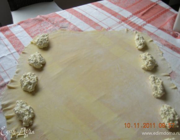 Выкладываем начинку на оба края теста в виде горок. У меня получилось по 4 горки с каждой стороны.