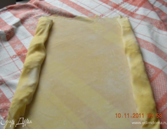 Вот тут вступает в бой скатерть :)) с её помощью начинаем заворачивать тесто с обеих сторон , так как оно очень тонкое, руками было бы сложно.