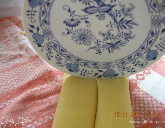 Ребром руки проводим по местам, где нет начинки, таким образом означаем границу между соседними  штруклями. Затем берем простую тарелку и ребром режем по границе, тесто слепляется и из штруклей не выльется начинка!