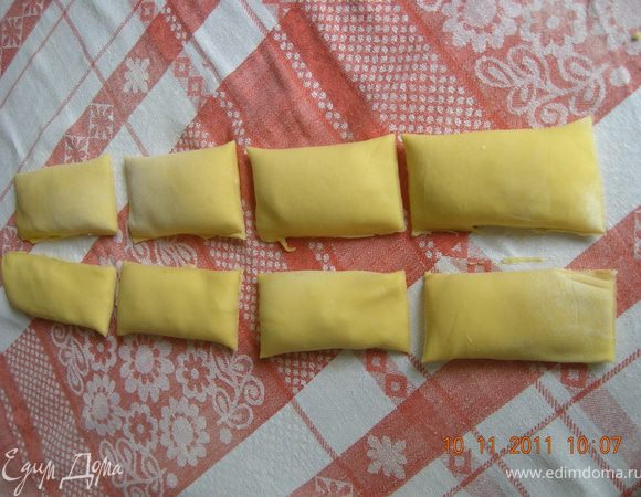 Делаем также тарелкой разрез по середине. Штрукли готовы для варки или запекания.


