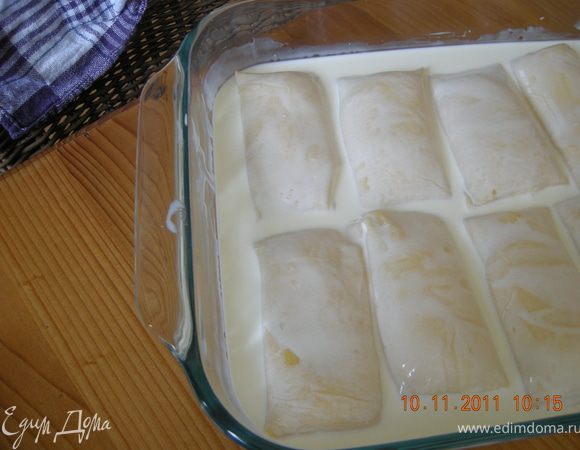 На этот раз я штрукли запекала , предварительно не отваривала (так посоветовала родственица из Хорватии). Выкладываем их в огнеупорную посуду , заливаем сливками. 

