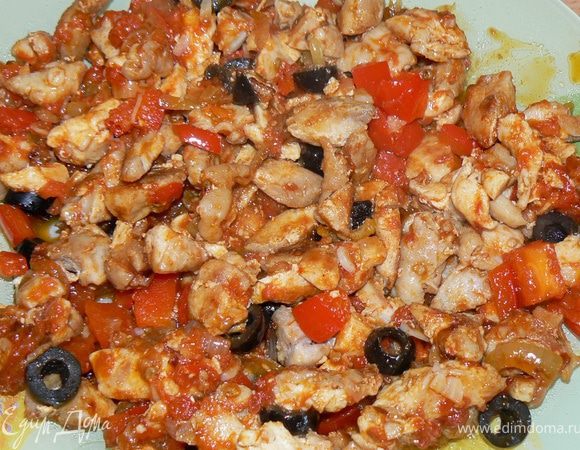 Куриное мясо отделить от кожи и костей, нарезать кубиками. Лук и перец мелко порезать, спассеровать на растительном масле, добавить рубленый чеснок, мелко порезанный помидор , специи, соль и перец. Держать на небольшом огне, помешивая. Снять с огня, добавить оливки . Остудить.