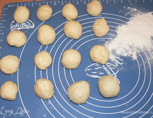 замесить тесто,разделить на порции,раскатать.