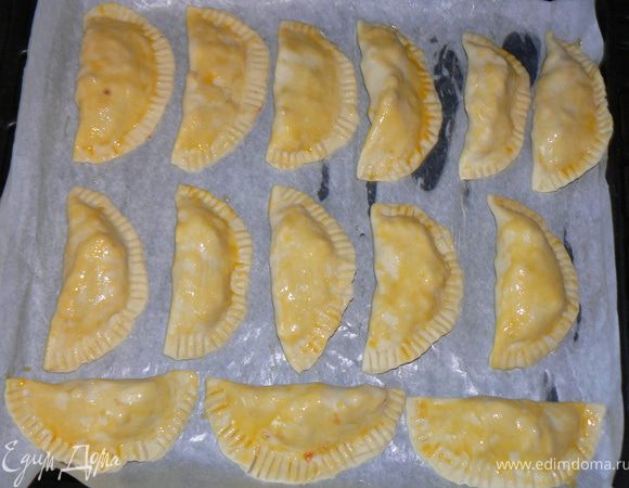  Выложить эмпанадас на смазанную бумагу,смазать желтком с парой ложкой молока.Печь минут 20-30. 