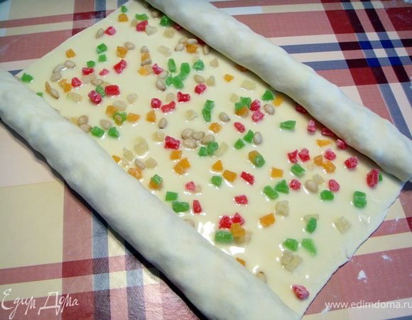 С двух сторон скатать в рулетики.