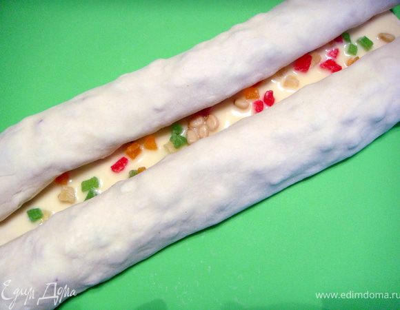 Склеить рулетики друг с другом яичным желтком. 