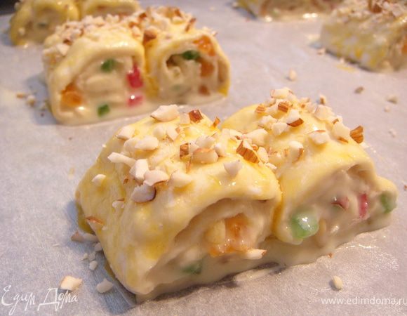 Разрезать толщиной 3 см. Выложить на противень на расстоянии 5-7 см друг от друга. Дать расстояться минут 10-12. Смазать желтком, посыпать крошкой из миндальных орешков и поставить в нагретую до 200 градусов духовку на 15 мин.