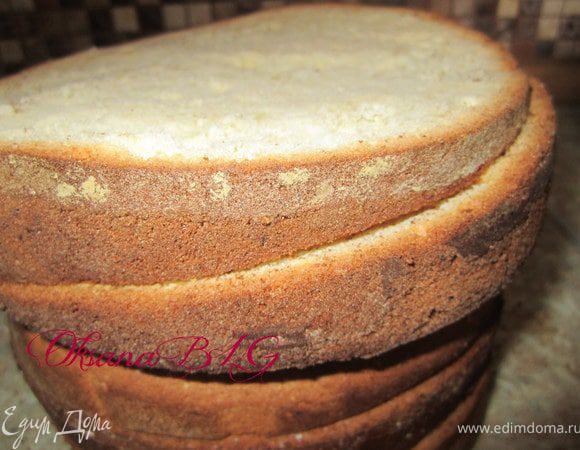 Охлажденные бисквиты разрезать на 2-3 коржа. Верхний корж срезаем под углом.
Один корж из классического бисквита оставляем на бисквитную крошку.