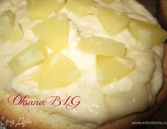 Приготовить крем по рецепту http://www.edimdoma.ru/recipes/31716 . Крем можно готовить сразу на два яруса, на 1,5 порции. Просто в большую часть крема добавить измельченные орешки и лимонный сок, а в меньшею часть лимонную цедру.
Шоколад на кипятке перемазать ореховым кремом.
Классический бисквит кремом с лимонной цедрой и добавить порезанные ананасы.