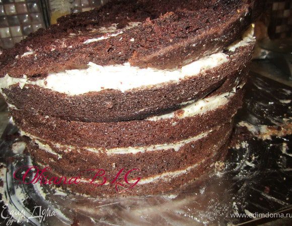 После охлаждения каждый ярус обрезаем по бокам, немного суживая вниз.