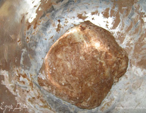 Взбиваем масло с сахаром. Добавляем муку, какао, тертый на терку шоколад и соль. Хорошо вымешиваем. Вылаживаем между двумя листами пергаментной бумаги, сворачиваем и отправляем в холодильник на 40 минут.