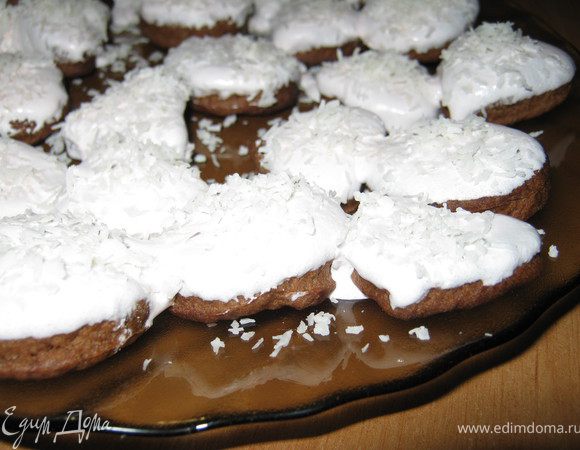 Готовим белую глазурь. Взбиваем холодный яичный белок с сахарной пудрой.
Берем слегка остывшее печенье, смачиваем в глазури и сверху хорошо притрушиваем кокосовой стружкой. Приятного аппетита!!!
