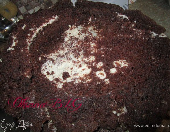 На пергаментной бумаге очертить низ второго яруса, вырезать. И приложив на верх нижнего яруса по края вырезать круг, затем аккуратно срезать его.