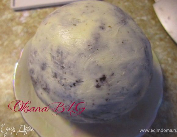 Третий ярус. Корж белого бисквита измельчить в крошку, добавить 3 ст.л. сгущенного молока, 50 гр. мягкого масла, 100 гр измельченного шоколада, все перемешать, сформировать шар и поставить в холодильник на 1 час. После покрыть масляным кремом.