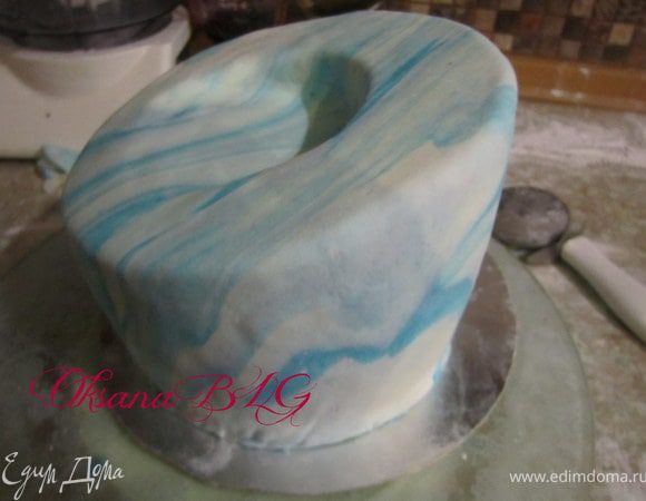 Для второго яруса, смешать белую и синюю мастику.