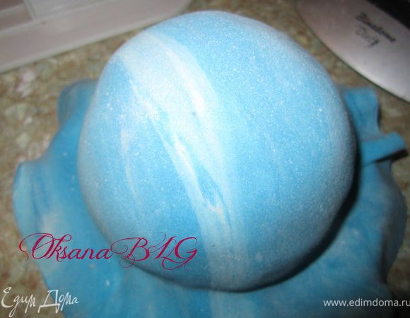 Для третьего яруса, смешать синюю мастики с белой. Покрыть шар.