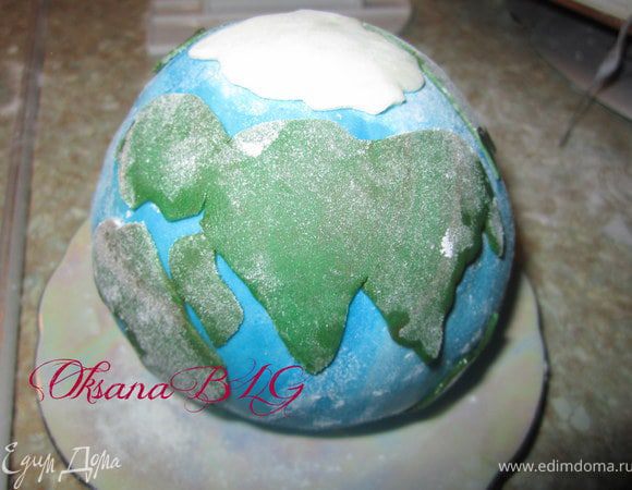 Из зеленой мастики вырезать "континенты", прикрепить на шар, смочив немного водой.