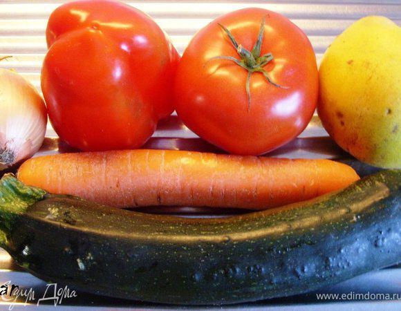 Овощи тщательно вымыть, почистить и  обсушить. У айвы очистить кожицу. Морковь нашинковать на крупной терке. Лук, сладкий перец, помидор, кабачок и айву мелко порезать. 