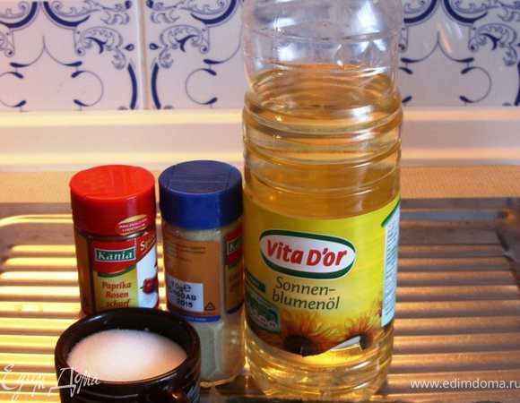 В сковороде пожаренные овощи посолить и добавить специи. 